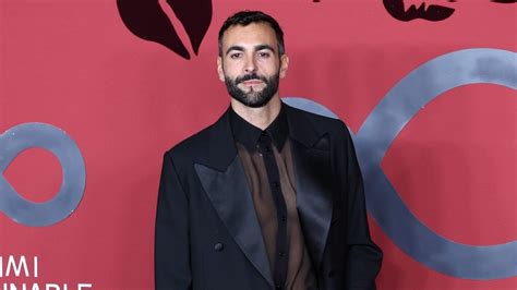 mengoni sfilata versace|Marco Mengoni consegna un premio a Donatella Versace: look .